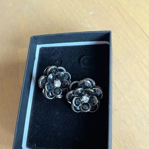 STUDS BLACK BLOOMING GLAM GARDENIA FLOWER